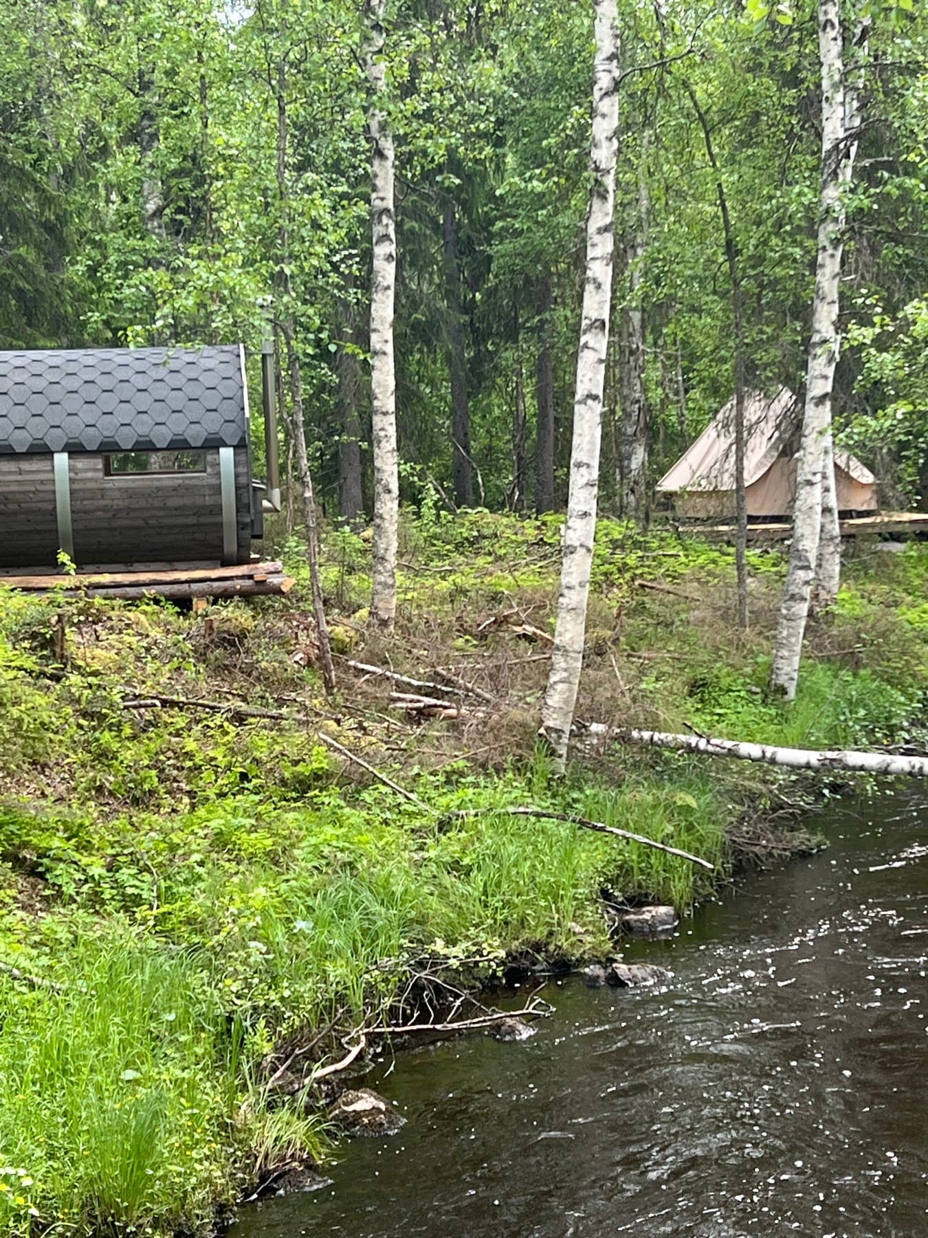 Bastun och det extra sovtältet nere vid ån