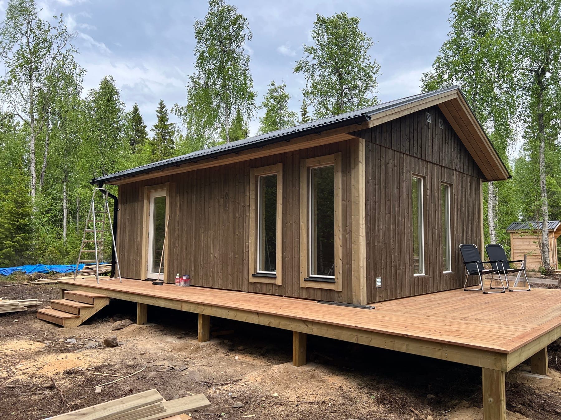 Stugan på campen, omgiven av skog
